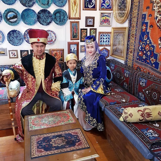 Bu Dendy liburan ke Turki hanya bersama suami dan anaknya. Mereka pun tak lupa berfoto memakai kostum tradisional. Foto: Instagram Ovie Ovie Nyoklat Klasik