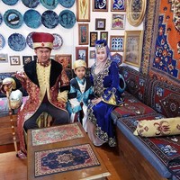 Bu Dendy liburan ke Turki hanya bersama suami dan anaknya. Mereka pun tak lupa berfoto memakai kostum tradisional. Foto: Instagram Ovie Ovie Nyoklat Klasik