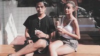 Liburan ke Bali, Awkarin asyik menikmati es krim bersama temannya. Coba tebak kira-kira es krim rasa apa ya yang jadi favorit Awkarin? Foto: Instagram @awkarin