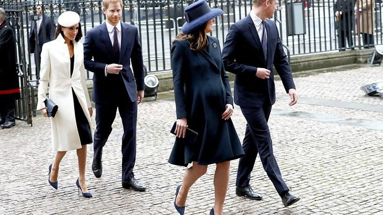Kate Middleton dan Meghan Markle Pakai Sepatu Kembar? Kate Middleton dan Meghan Markle Pakai Sepatu Kembar?