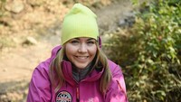 Adalah Henriette Bjorge (38), pelatih ski asal Norwegia yang berada di balik gadis-gadis pemain ski Afghanistan ini. Henriette dengan sabar mengajari mereka dari nol. (Henriette Bjorge/Facebook)
