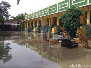 Banjir Terjang Sekolah di Cirebon Hentikan Aktivitas Siswa