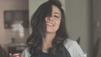 Lagi santai, Awkarin siap menyantap roti tawar dan minuman bersoda. Foto: Instagram @awkarin