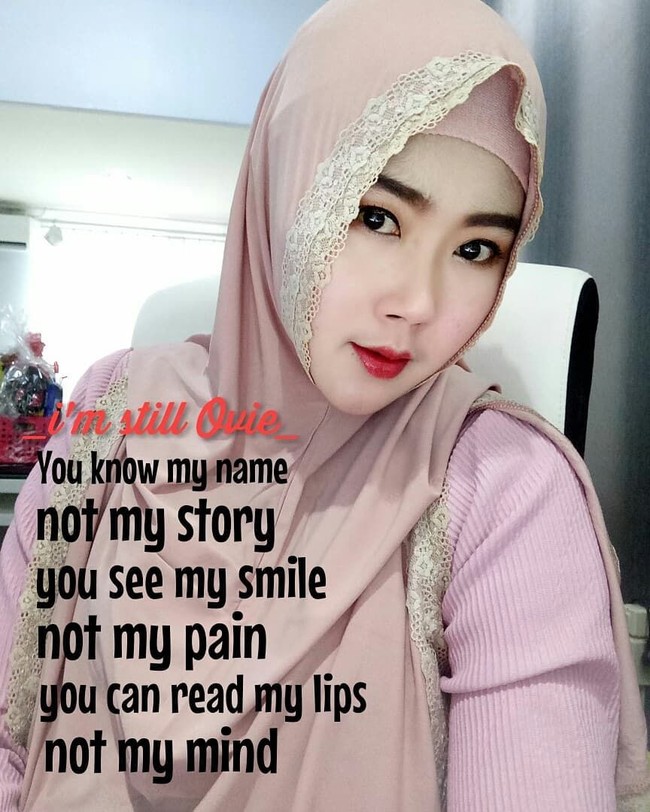 Bu Dendy kini memang makin terkenal. Followersnya di Instagram saja mencapai lebih dari 14 ribu. Tapi kata Bu Dendy seperti yang dituliskan pada foto yang diunggahnya ke Instagram, Selasa (13/3/2018_, meskipun netizen mengetahui namanya, belum tentu orang lain mengetahui kisahnya. Foto: Instagram Ovie Ovie Nyoklat Klasik