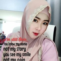 Bu Dendy kini memang makin terkenal. Followersnya di Instagram saja mencapai lebih dari 14 ribu. Tapi kata Bu Dendy seperti yang dituliskan pada foto yang diunggahnya ke Instagram, Selasa (13/3/2018_, meskipun netizen mengetahui namanya, belum tentu orang lain mengetahui kisahnya. Foto: Instagram Ovie Ovie Nyoklat Klasik