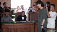 Saksi disumpah sebelum memberikan keterangan.