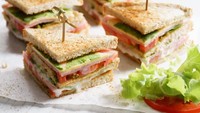 Ratu Elizabeth selalu meminta setidaknya dua jenis sandwhich untuk menemani afternoon tea-nya. Ada banyak pilihan rasa dari mentimun, smoked salmon, telur dan mayo, ham, hingga tuna. Foto: iStock