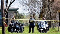 Dua paket berisi bom meledak di Texas, AS. Akibatnya, 1 orang tewas dan 2 orang lainnya terluka. Ada paket yang ditinggalkan di sebuah kediaman dan seorang remaja membuka paket tersebut. Seketika, paket berisi bom meledak dan menewaskannya.  (Foto: REUTERS/Sergio Flores)