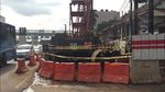 Foto: Gali Tanah, Petugas PGN Perbaiki Pipa Gas Bocor di Depan BNN