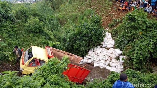 Truk Masuk Jurang di Banjarnegara, 3 Meninggal 2 Luka-luka