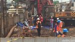 Foto: Gali Tanah, Petugas PGN Perbaiki Pipa Gas Bocor di Depan BNN