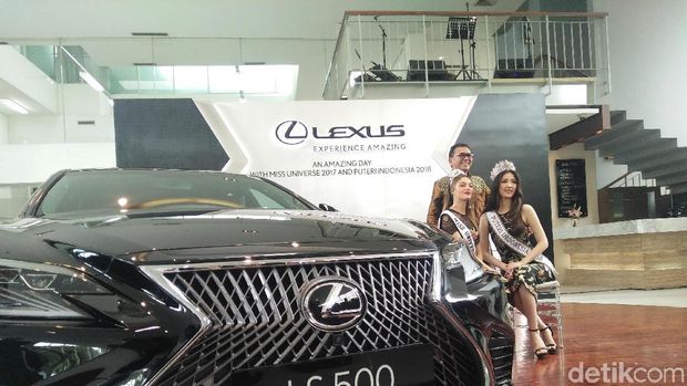 Miss Universe dan Puteri Indonesia di Showroom Lexus (Foto: Khairul Imam Ghozali)