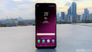 Ponsel ini masih mengusung Infinity Display berukuran 6,2 inch resolusi QHD. Foto: Adi Fida Rahman/detikINET