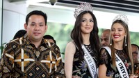 Demi-Leigh dan Sonia Fergina hadir dengan mengenakan busana hitam dengan corak kembang-kembang warna-warni yang serupa.