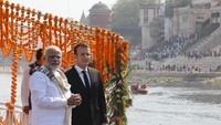 Macron kemudian berada di kapal berwarna biru-putih yang didominasi bunga marigold yang biasa digunakan sebagai persembahan dan dekorasi di India. (Foto: REUTERS/Ludovic Marin)