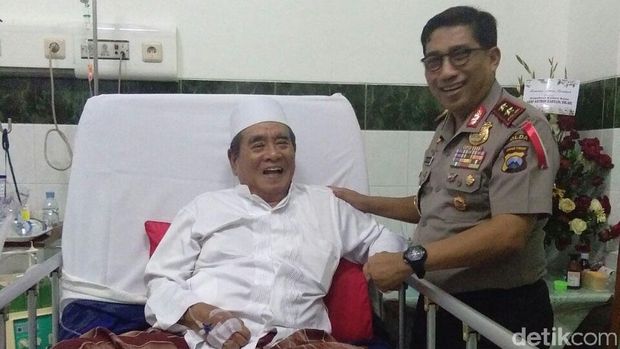 Kapolda Jatim Irjen Pol Machfud Arifin menjenguk pengasuh Ponpes Al Falah Ploso Kediri KH. Zainudin Jazuli 