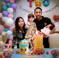 Pesona seorang penyanyi dan aktor Maruli Tampubolon rupanya berhasil meluluhkan hati Mita Soedarjo yang kini telah menjadi istrinya. Ayah Mita, Soetikno Soedarjo adalah pendiri PT. Mugi Rekso Abadi yang memiliki anak usaha mulai dari majalah, radio, hotel, restoran, dan retail. Ibu ayahnya, Kartini Muljadi, dikenal sebagai salah satu orang terkaya di Indonesia. (Foto: Instagram)