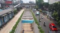 Saat dipantau pada pukul 12.00 WIB, lalu lintas di sekitar proyek Underpass Matraman