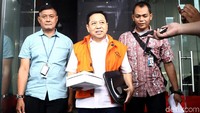 Diserbu para awak media, Novanto hanya tersenyum.