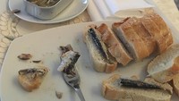 Ada yang mau?, tulis Ronaldo. Ia terlihat sedang menikmati ikan dengan paduan roti. Enak nggak ya? Foto: Instagram Cristiano
