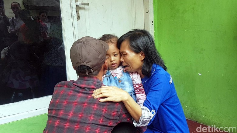 Isak Tangis Mimin Saat Jemput Bocah Terlantar Sukabumi di Panti Isak Tangis Mimin Saat Jemput Bocah Terlantar Sukabumi di Panti