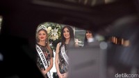 Senyum manis Miss Universe Demi-Leigh Nel-Peters dan Puteri Indonesia 2018 Sonia Fergina di Lexus Gallery, Menteng, Jakarta.