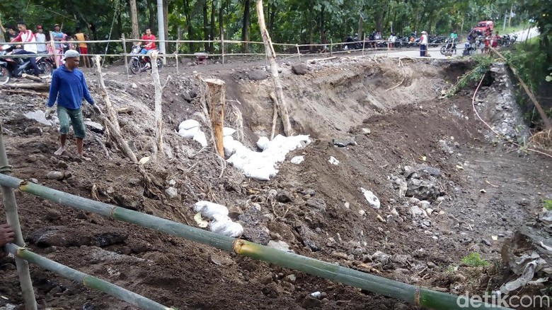 Jalur Putus ke Alastuwo Karanganyar Sudah Bisa Dilewati Motor Jalur Putus ke Alastuwo Karanganyar Sudah Bisa Dilewati Motor