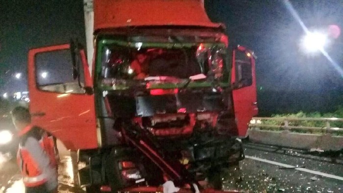 Kecelakaan Truk di Km 17 Tol Angke Arah Pluit, 2 Orang Luka