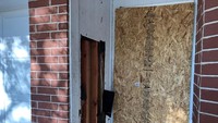 Ledakan pada 2 Maret 2018 itu sangat kuat hingga menghancurkan pintu masuk rumah (Foto: REUTERS/Jon Herskovitz)