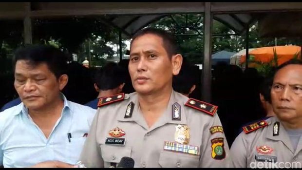 Polsek Ciracas merilis kasus pencurian penutup saluran air di Tol JORR, Selasa (13/3/2018)