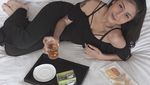 Mau Tahu Pose Selebgram Awkarin Saat Makan? Intip 10 Foto Ini