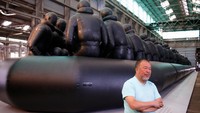 Ai Weiwei yang merupakan seniman sekaligus aktivis politik itu memamerkan karya raksasa yang menggambarkan pencari suaka.   (Foto: Dok. REUTERS/David Gray)