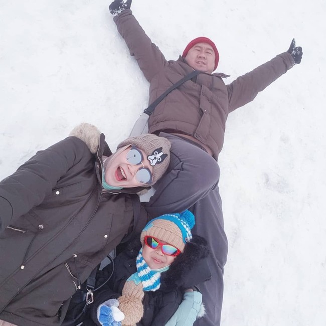 Bahagianya Bu Dendy, Pak Dendy dan anak mereka bisa menikmati salju di Turki. Semoga selalu kompak ya. Foto: Instagram Ovie Ovie Nyoklat Klasik