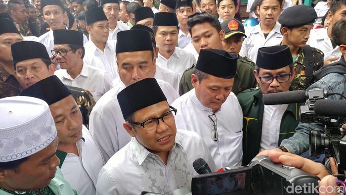 Ketua Umum PKB Muhaimin Iskandar mendapat mandat dari kiai dan ajengan se- Bandung Raya untuk maju menjadi calon wakil presiden dalam Pilpres 2019 mendatang Ketua Umum PKB Muhaimin Iskandar mendapat mandat dari kiai dan ajengan se- Bandung Raya untuk maju menjadi calon wakil presiden dalam Pilpres 2019 mendatang