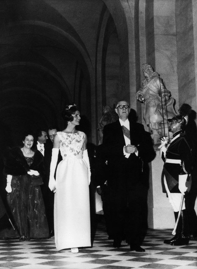 Tak hanya dari kalangan selebriti, karya Givenchy juga disukai oleh para ibu negara, seperti Jackie Kennedy. Salah satunya gaun sutra berhiaskan motif bunga di bagian bodice yang Jackie pakai di Istana Versailles, Prancis, pada 1961 silam. (Foto: AFP Photo)