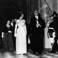 Tak hanya dari kalangan selebriti, karya Givenchy juga disukai oleh para ibu negara, seperti Jackie Kennedy. Salah satunya gaun sutra berhiaskan motif bunga di bagian bodice yang Jackie pakai di Istana Versailles, Prancis, pada 1961 silam. (Foto: AFP Photo)