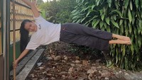 Chintya menunjukkan kekuatan otot-ototnya dengan melakukan human flag. Gerakan ini bisa dilakukan oleh mereka dengan otot tangan, pinggang, dan perut yang terlatih. (Foto: Instagram/chintyacandranaya)