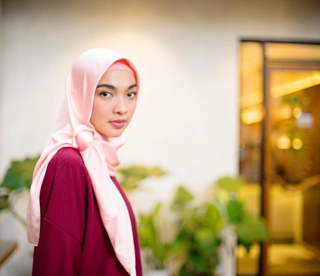 Lain dengan gayanya di film Hijab, sepertinya pilihan gaya hijab Tika Bravani bukan turban. Ia lebih sering tampil mengenakan hijab segi empat dengan gaya yang simple. Foto: Instagram