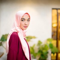 Lain dengan gayanya di film Hijab, sepertinya pilihan gaya hijab Tika Bravani bukan turban. Ia lebih sering tampil mengenakan hijab segi empat dengan gaya yang simple. Foto: Instagram