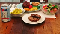 Menggunakan kemeja biru muda dan celana hitam, Maro terlihat tertawa senang di depan steak dan salad miliknya. Foto: Instagram @rinne172