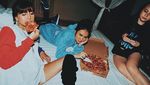 Mau Tahu Pose Selebgram Awkarin Saat Makan? Intip 10 Foto Ini