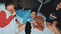 Wanita bernama lengkap Karin Novilda ini selalu memposting foto kegiatannya, termasuk saat makan. Foto yang satu ini memperlihatkan Awkarin tengah makan pizza bersama dua temannya. Foto: Instagram @awkarin