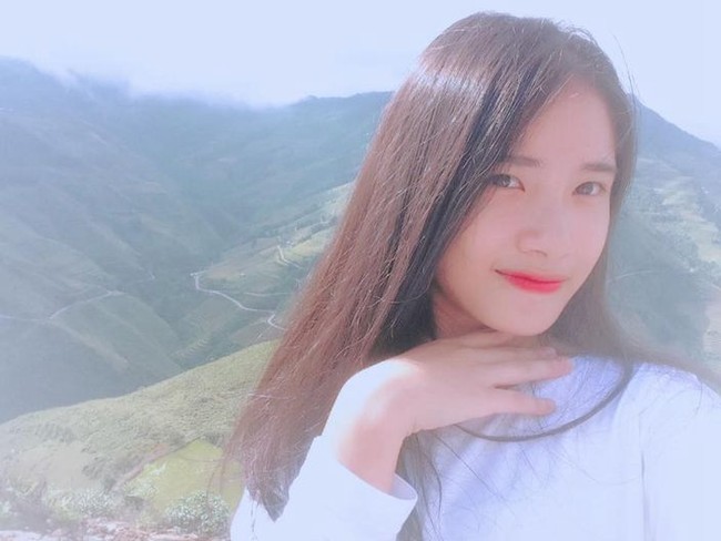 Wanita yang mengenakan seragam sekolah dengan rambut diikat ekor kuda itu berjualan tahu di Lao Cai, Vietnam. Foto: Istimewa