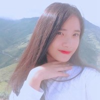 Wanita yang mengenakan seragam sekolah dengan rambut diikat ekor kuda itu berjualan tahu di Lao Cai, Vietnam. Foto: Istimewa