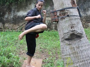 Gara-gara Video Push Up Satu Jari Ini, Pesilat Cantik Chintya Jadi Viral
