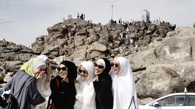 Tika Bravani mencuri perhatian setelah kepulangannya beribadah umroh beberapa waktu lalu. Pada foto-foto unggahannya di Instagram, tampaknya ia sudah mantap mengenakan hijab. Foto: Instagram