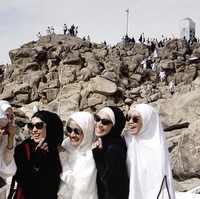 Tika Bravani mencuri perhatian setelah kepulangannya beribadah umroh beberapa waktu lalu. Pada foto-foto unggahannya di Instagram, tampaknya ia sudah mantap mengenakan hijab. Foto: Instagram