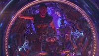 Tak hanya Bruce Banner, Thor juga bertemu dengan tim Guardians of the Galaxy. Di atas adalah salah satu penampakannya berada di M-Ship bersama Rocket Raccoon. Foto: (RussoBrothers IG)