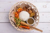 Nasi campur khas Bali.