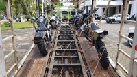 KPK menyita 8 mobil mewah dan 8 sepeda motor milik Bupati Hulu Sungai Tengah (HST) Kalsel nonaktif Abdul Latif. Kendaraan-kendaraan tersebut akan dibawa ke Jakarta dengan kapal. Mobil yang disita KPK adalah 2 unit Rubicon, 2 unit Hummer, 1 unit Cadillac Escalade, 1 unit Toyora Vellfire, 1 unit BMW Sport, dan 1 unit Lexus SUV. Untuk motor, ada 4 unit Harley-Davidson, 1 unit BMW, 1 unit Ducati, dan 2 unit trail KTM. (Foto: Dok. detikcom)